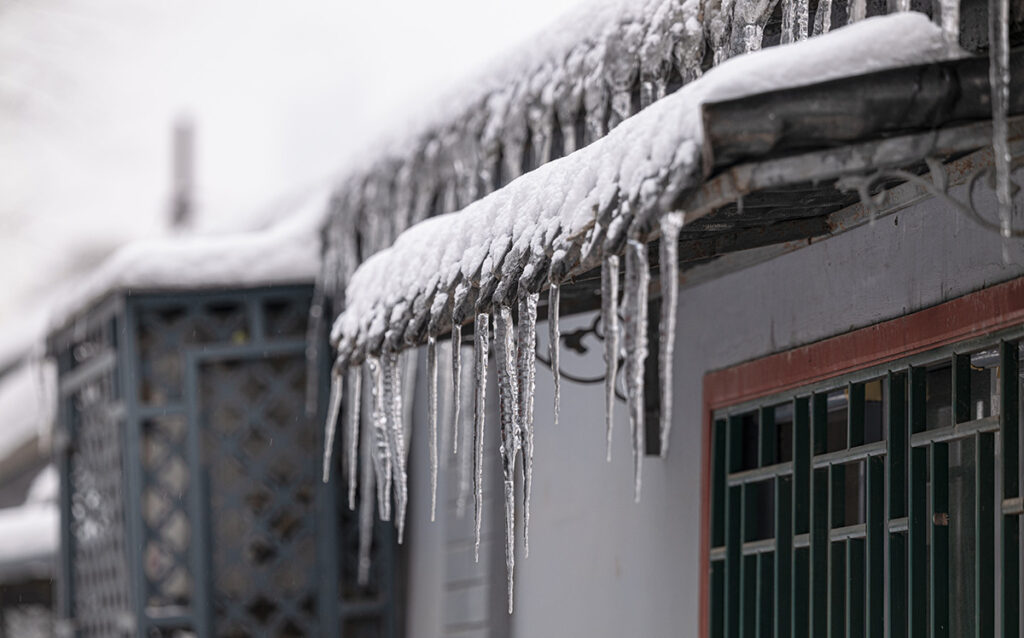 gutter protection winter dam